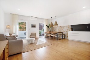 Living area - Apartment 'Casa Aga Seaside Chic' with Balcony, Wi-Fi and Air Conditioning (Ericeira)