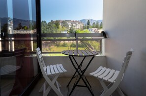 Outdoor dining - Apartment 'Studio Meublé' with Mountain View, Balcony and Wi-Fi (Aix-les-Bains)