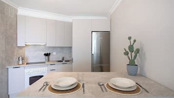 Een koelkast, een microgolfoven, een kookplaat