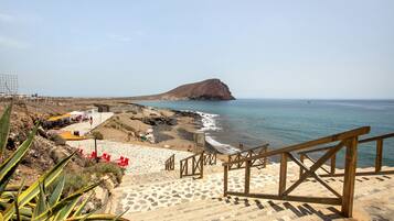 Una spiaggia nelle vicinanze