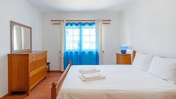 4 bedrooms, iron/ironing board, free WiFi, bed sheets