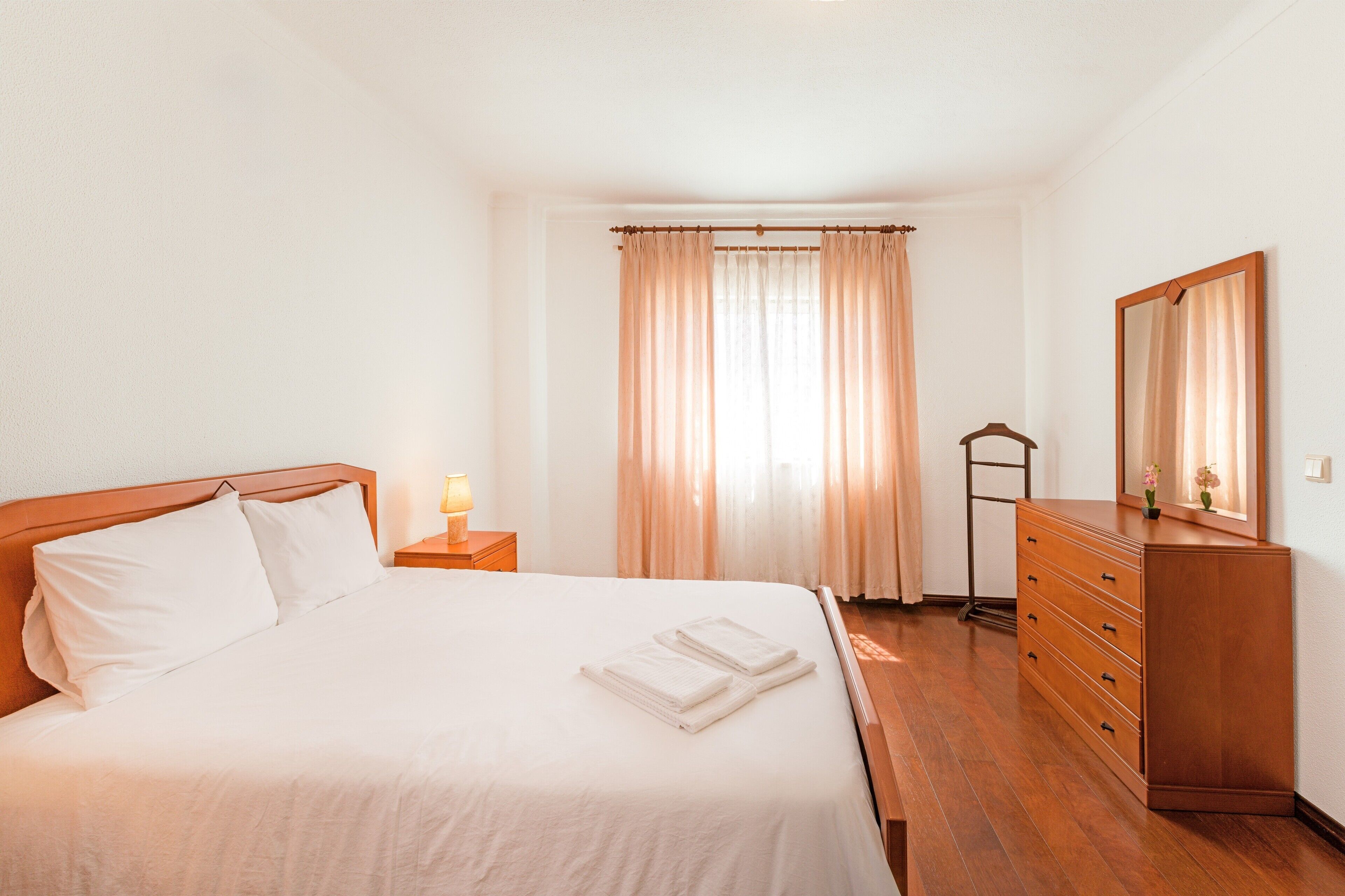 4 bedrooms, iron/ironing board, free WiFi, bed sheets