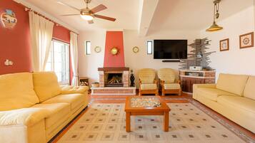 Een televisie, een open haard en een stereo