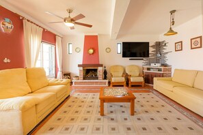 تلفزيون، مدفأة، ستيريو