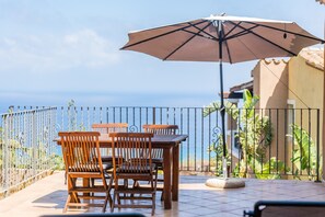 Outdoor dining - N10 Villa Fico d'India Holiday Home with Sea View, Wi-Fi, and Air Conditioning (Muravera)