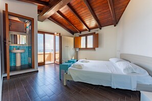 4 bedrooms, bed sheets