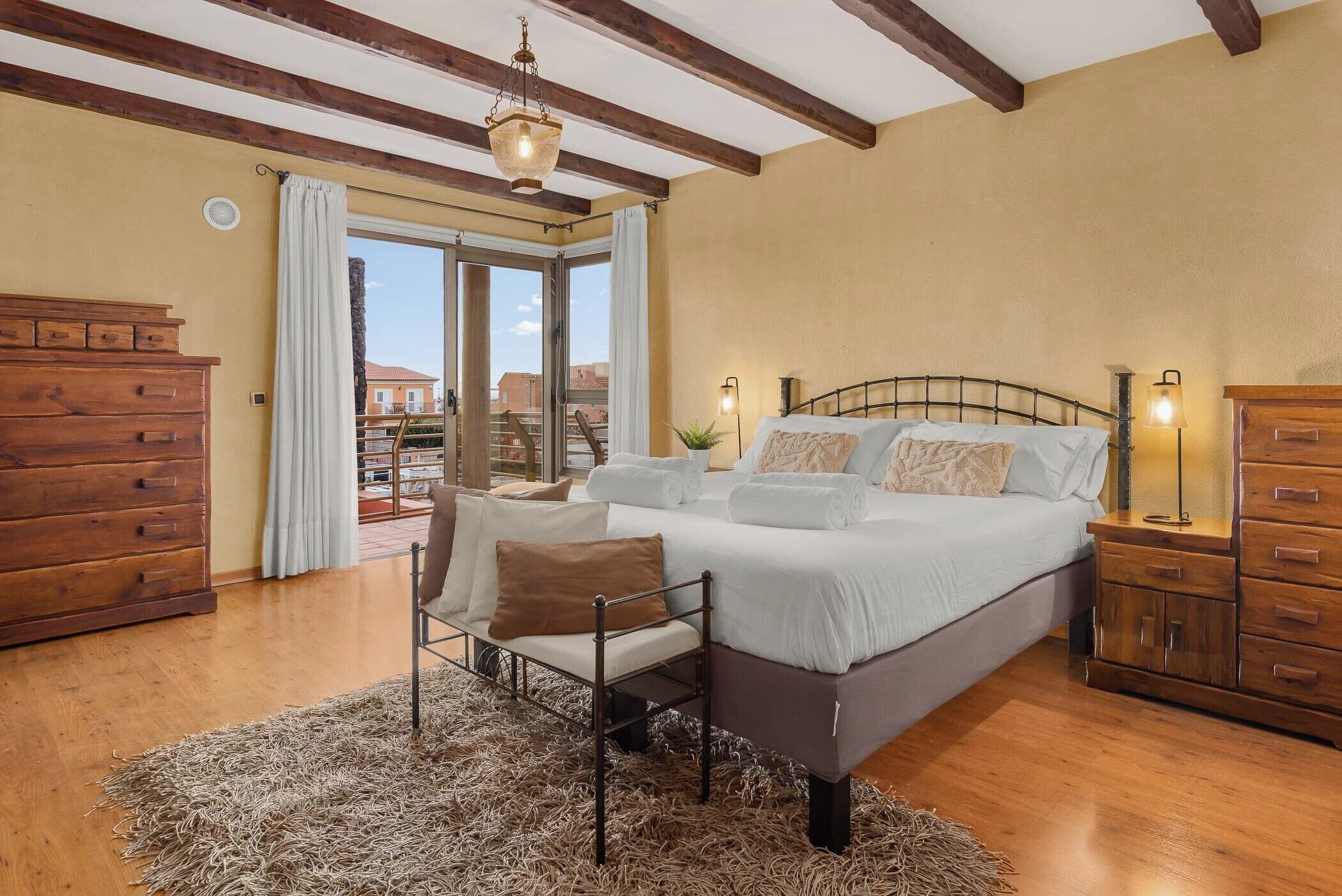 4 slaapkamers, een strijkplank/strijkijzer, gratis wifi, beddengoed