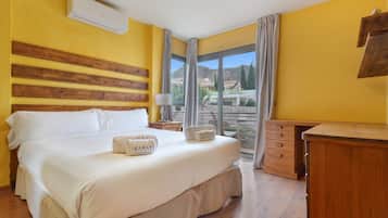 4 bedrooms, iron/ironing board, free WiFi, bed sheets