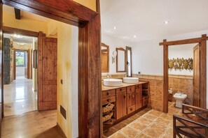 Dusj, hårføner og håndklær