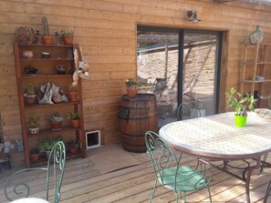 Outdoor dining - Maison Bretonne Avec Grand Jardin Proche des Plages et Surf. Animaux Acceptés (Ploneou lanvern)
