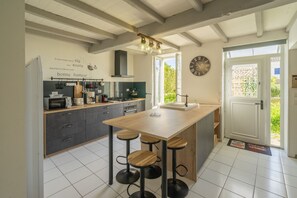 Refrigerador, microondas, horno, placa de cocina