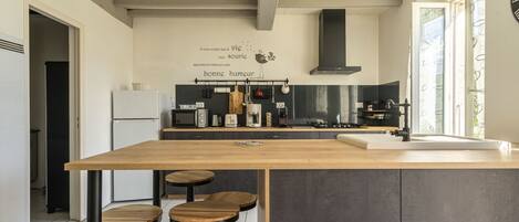 Réfrigérateur, micro-ondes, four, plaque de cuisson