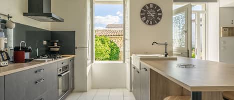 Frigorifero, microonde, forno, piano cottura