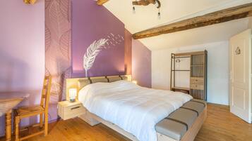 3 bedrooms, iron/ironing board, free WiFi, bed sheets