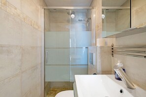 Shower, hair dryer, towels - Apartment 'Promenade Des Anglais' with Sea View, Balcony and Wi-Fi (Nice)