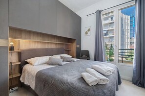 2 bedrooms, free WiFi, bed sheets - Apartment 'Promenade Des Anglais' with Sea View, Balcony and Wi-Fi (Nice)