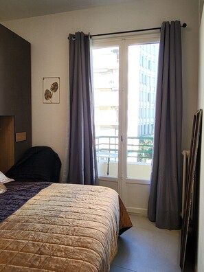 2 bedrooms, free WiFi, bed sheets - Apartment 'Promenade Des Anglais' with Sea View, Balcony and Wi-Fi (Nice)