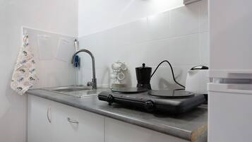 Kühlschrank, Mikrowelle, Herdplatte, Wasserkocher mit Kaffee-/Teezubehör