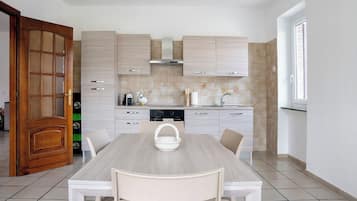 Kühlschrank, Ofen, Herdplatte, Wasserkocher mit Kaffee-/Teezubehör