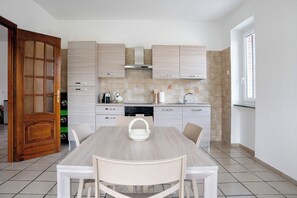 Geladeira, fogão, cooktop, cafeteira/chaleira