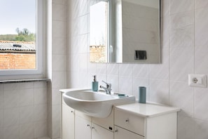 Dusche, Haartrockner, Handtücher