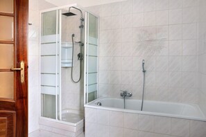Douche, sèche-cheveux, serviettes fournies