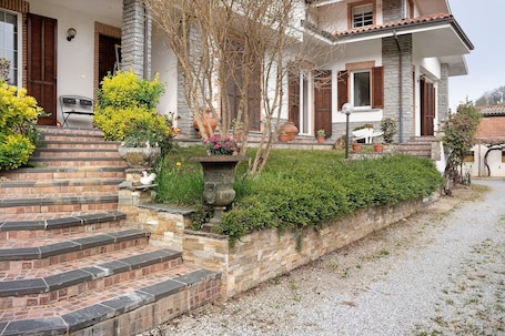 Enceinte de l’hébergement. Appartement 'Casa Vacanze Nada' avec terrasse privée, Wi-Fi et climatisation