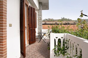 Property grounds - Apartment 'Casa Vacanze Nada' with Private Terrace, Wi-Fi and Air Conditioning (Dogliani)