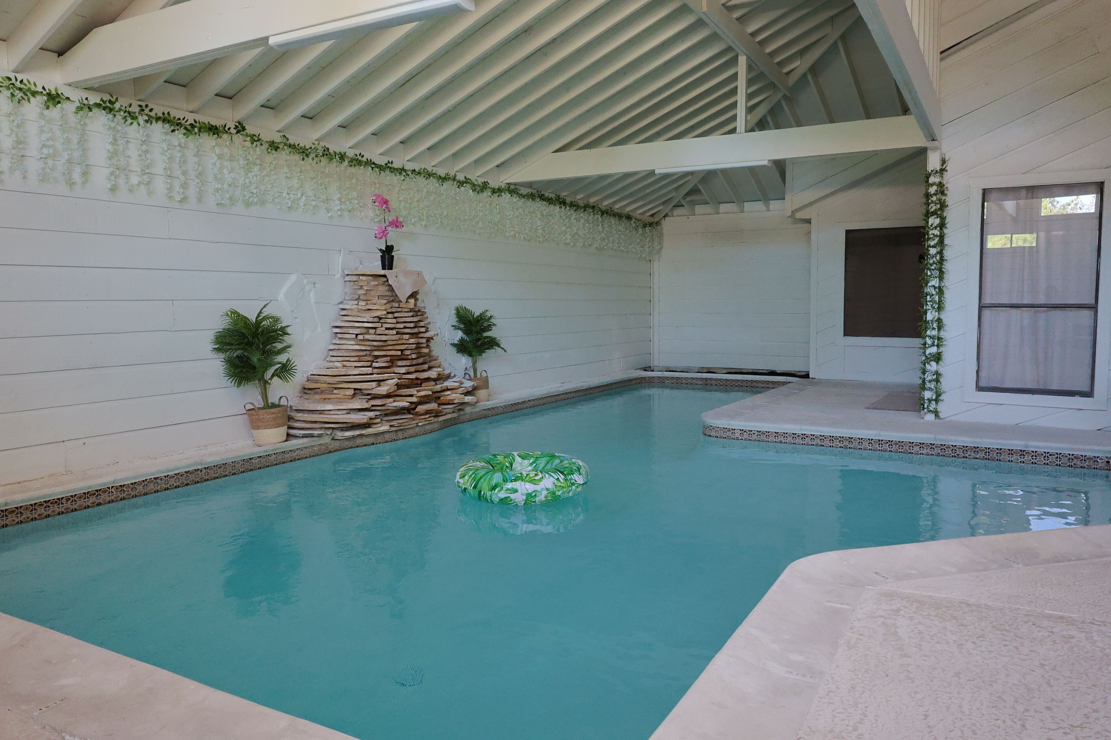Cozy spacious home w/ Indoor Pool 