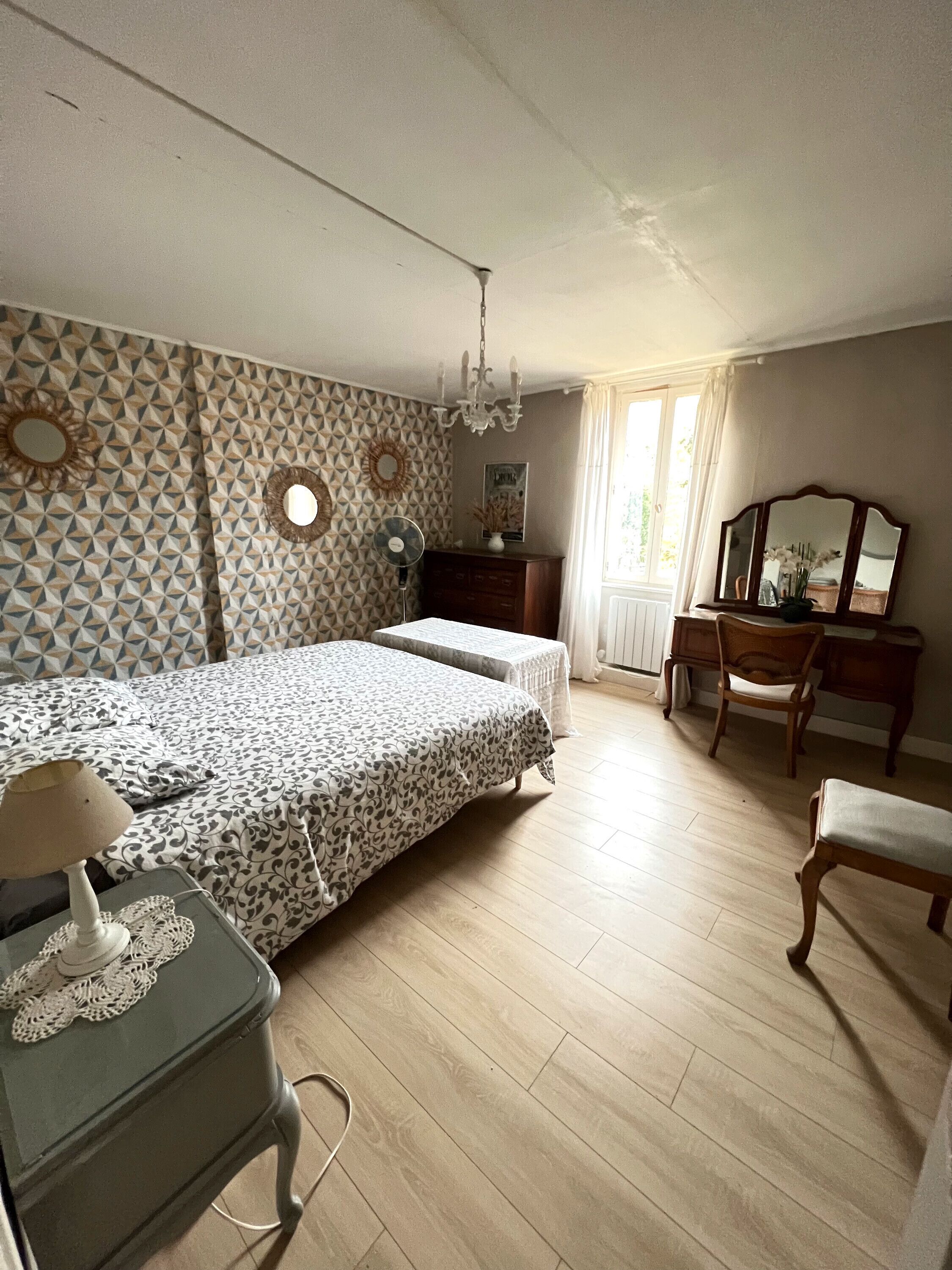 3 slaapkamers, een strijkplank/strijkijzer, gratis wifi, beddengoed