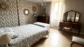 3 slaapkamers, een strijkplank/strijkijzer, gratis wifi, beddengoed