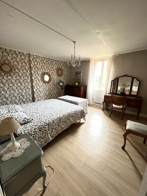 3 عدّة غرف نوم ومكواة/لوح كي وواي فاي مجانًا وملاءات أسرّة