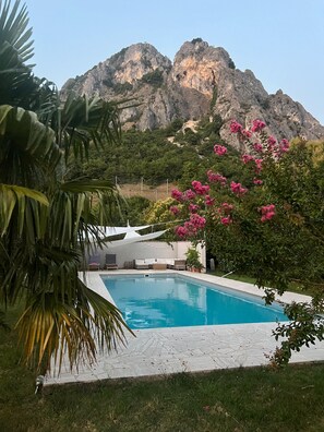 A heated pool - Holiday Home 'Maison Avec Vue Sur Le Vercors' with Mountain View, Pool & Wi-Fi (BEAUREGARD BARET)