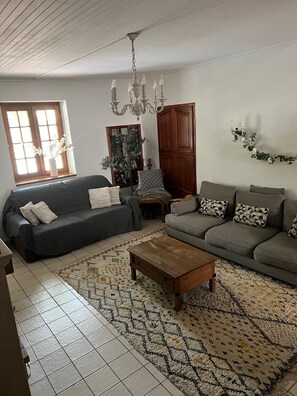 TV, DVD player, stereo - Holiday Home 'Maison Avec Vue Sur Le Vercors' with Mountain View, Pool & Wi-Fi (BEAUREGARD BARET)