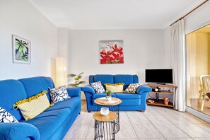 TV - Apartment 'Denia Clemenvilla' with Shared Pool, Wi-Fi and Air Conditioning (Dénia)