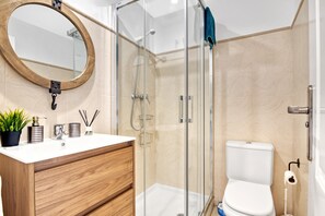 Shower, hair dryer, towels - Apartment 'Denia Clemenvilla' with Shared Pool, Wi-Fi and Air Conditioning (Dénia)