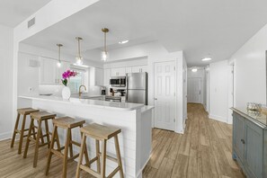 Fridge, microwave, oven, stovetop - 🐬Indoor/Outdoor Pools🔆-Fitness Center~Walk to Beach- Vista Esmeralda🔆 (Miramar Beach)