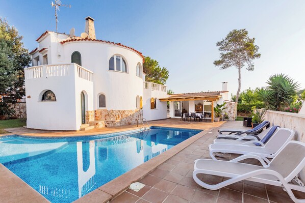 Pool - Holiday Home 'Chalet Es Llossar' with Private Pool, Private Terrace and Wi-Fi (Cala en Blanes)