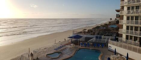 Utendørsbasseng og et oppvarmet basseng