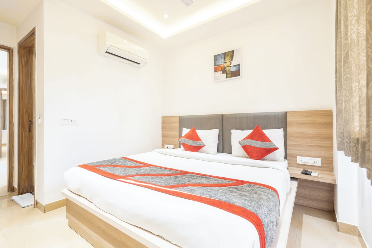 Egyptian cotton sheets, premium bedding, memory-foam beds, desk