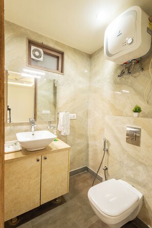 Shower, free toiletries, hair dryer, slippers - Hotel Tripple Tree (New Delhi)