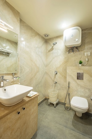 Shower, free toiletries, hair dryer, slippers - Hotel Tripple Tree (New Delhi)