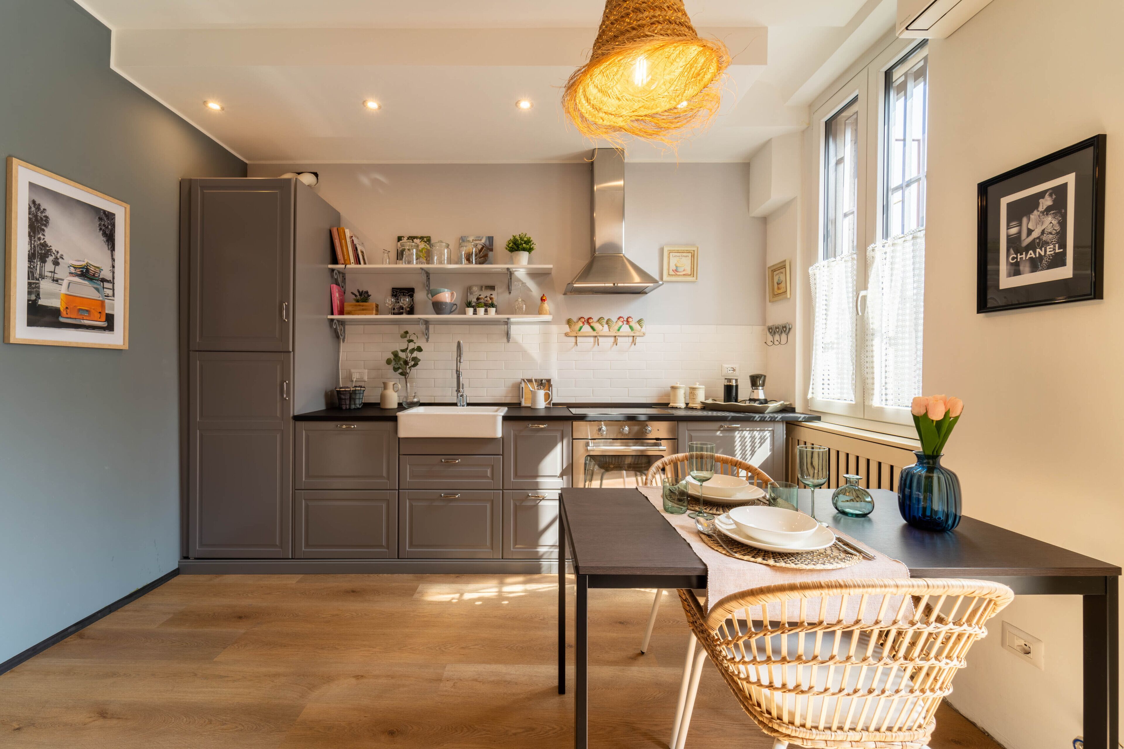 Réfrigérateur, four, lave-vaisselle, bouilloire électrique