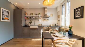 KĂŒhlschrank, Ofen, GeschirrspĂŒler, Wasserkocher