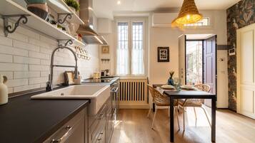 Refrigerador, horno, lavavajillas y tetera eléctrica