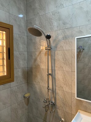 Regadera, toallas, jabón, papel de baño