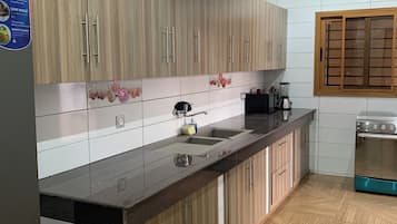 雪櫃、微波爐、焗爐、爐具