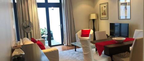 Apartment, 1 Bedroom, Smoking, Patio | Dining room