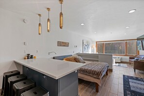 Interior - Modern Resort Studio, A/C, Pool, Hot Tub, Fitness Center, Fast Wifi (Durango)