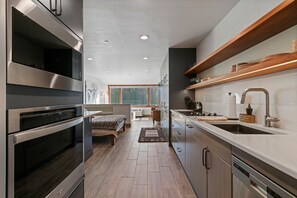 Fridge, microwave, oven, stovetop - Modern Resort Studio, A/C, Pool, Hot Tub, Fitness Center, Fast Wifi (Durango)